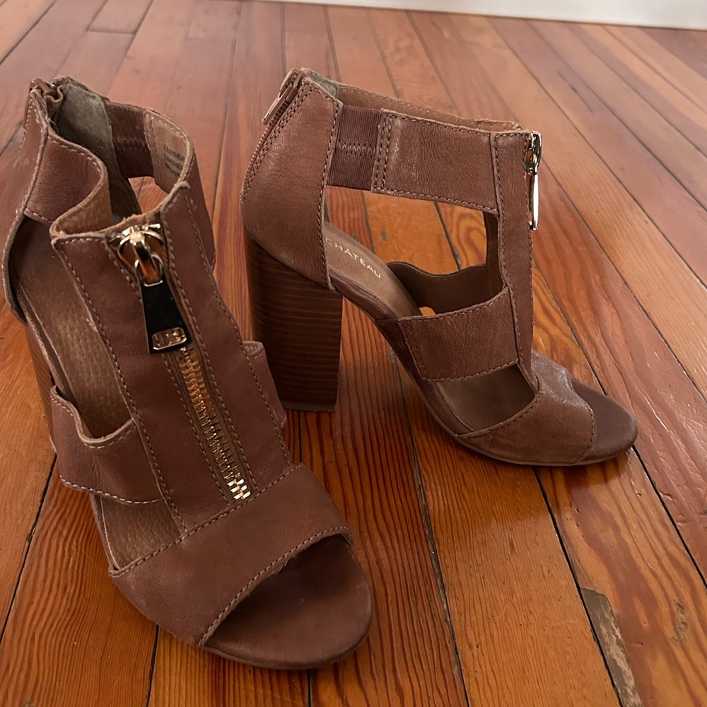 Le Château - Tan Sandals - Size 7